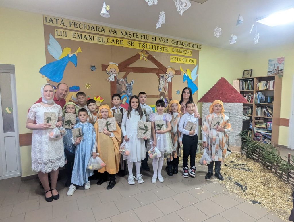 Children and AO Neemia staff posing for a picture.