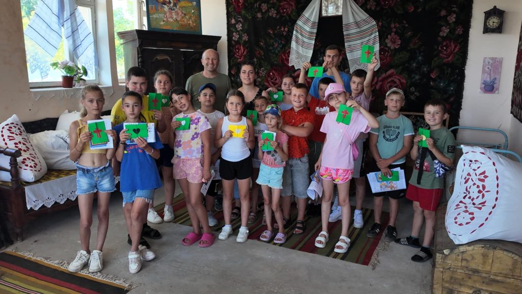 Kids posing with Victor and their crafts