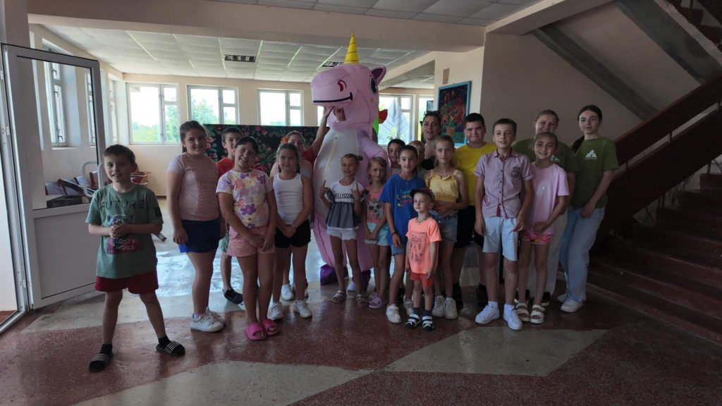 Kids posing with the giant dinosaur